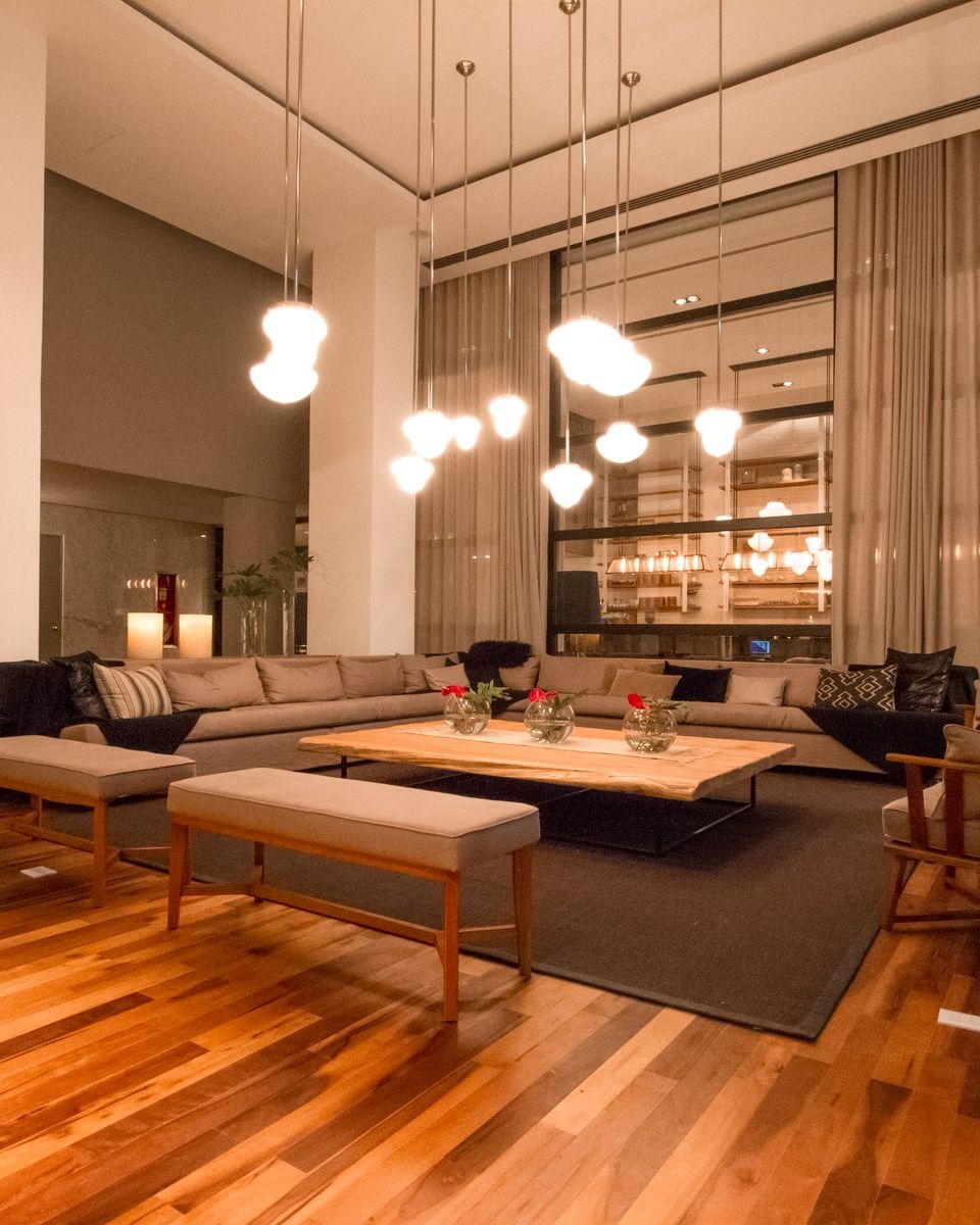 Lobby de hotel con piso y revestimientos de madera.