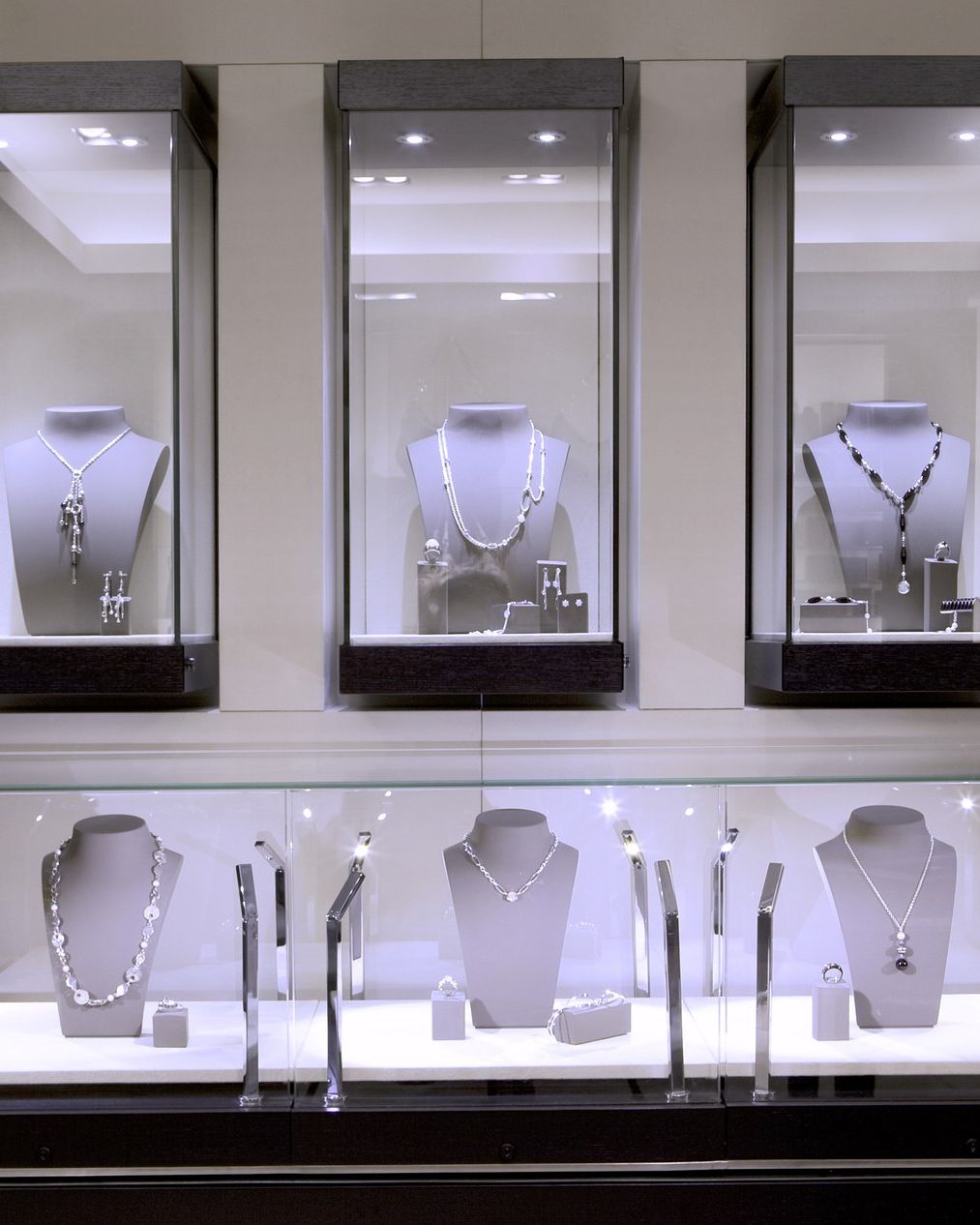 Vitrinas iluminadas de una boutique de alta relojería.
