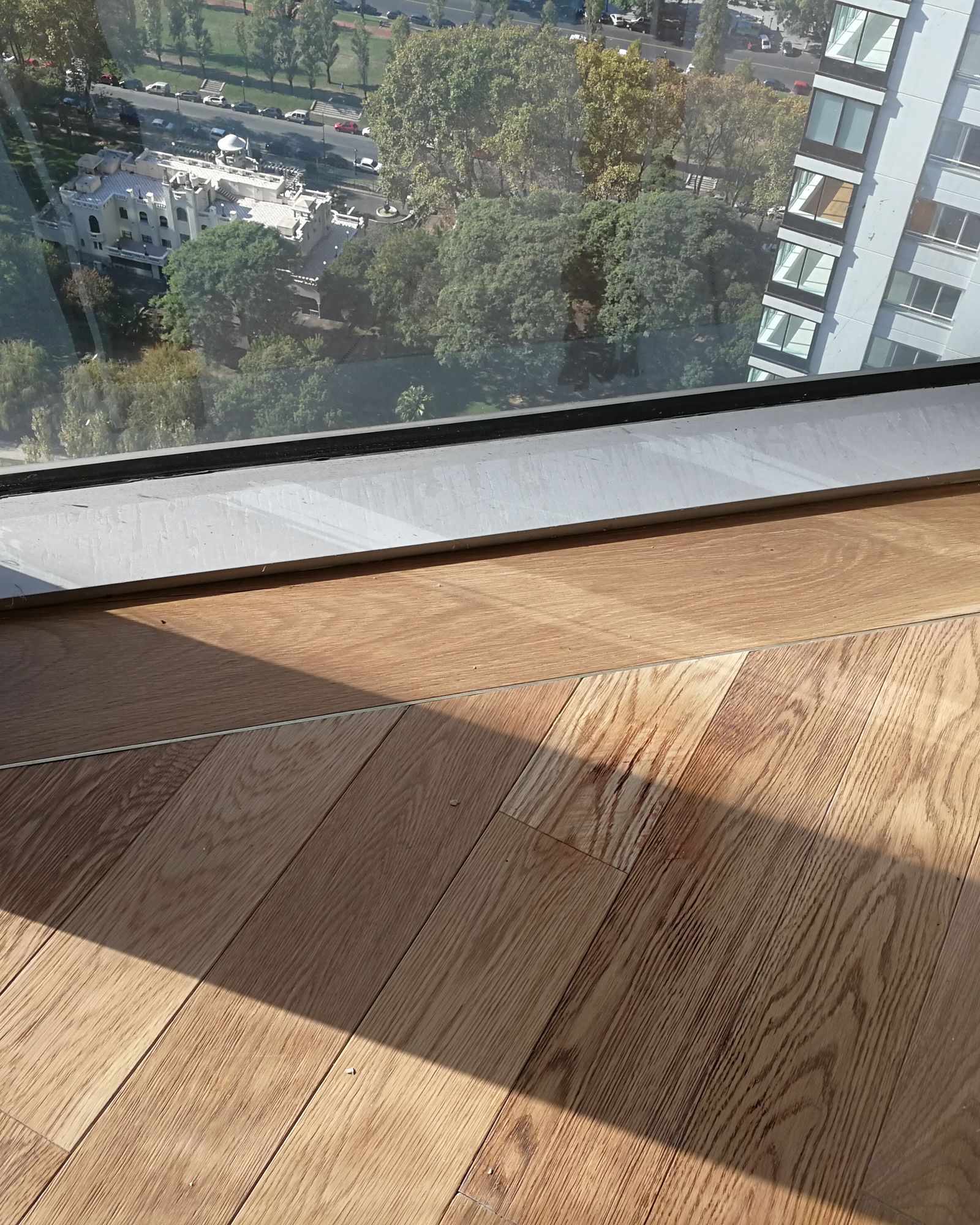 Piso de madera de roble con terminación satinada en una torre.