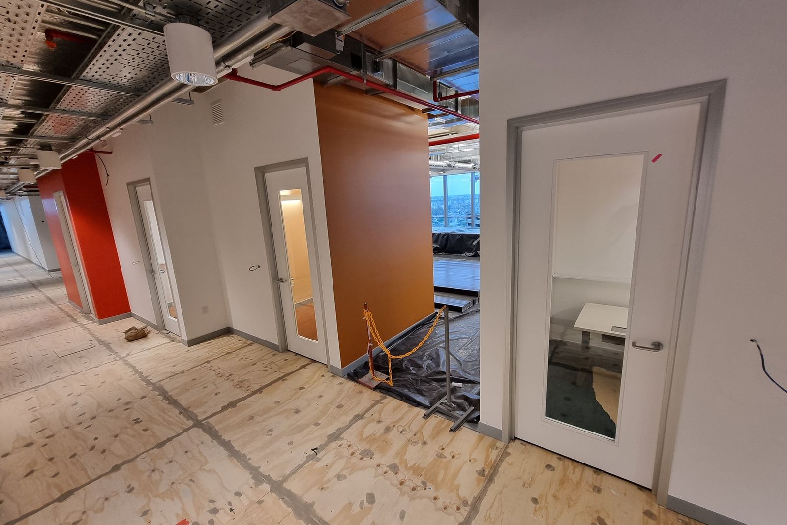 Puertas acústicas instaladas en las oficinas de Facebook en Buenos Aires.