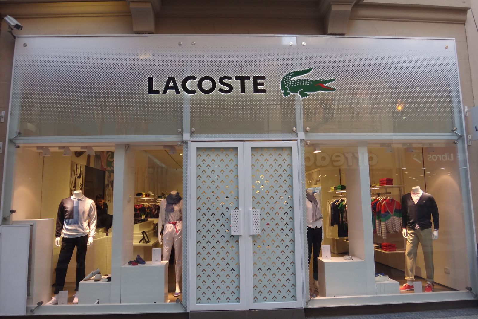 Local Lacoste con equipamiento y carpintería de Donner.
